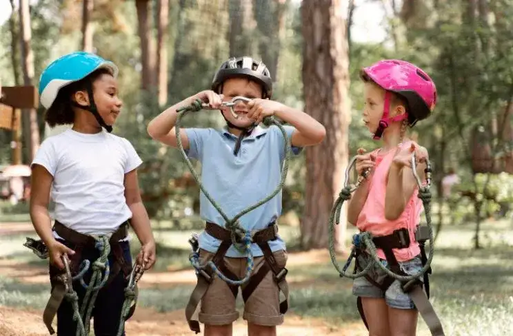 Wychowawca kolonijny na ile osób? Poznaj kluczowe przepisy i limity