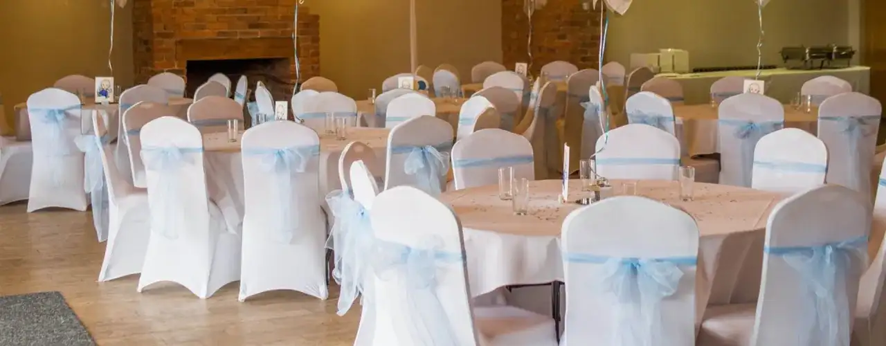 Jak zrobić pokrowiec na krzesło bez szycia? Proste i tanie metody