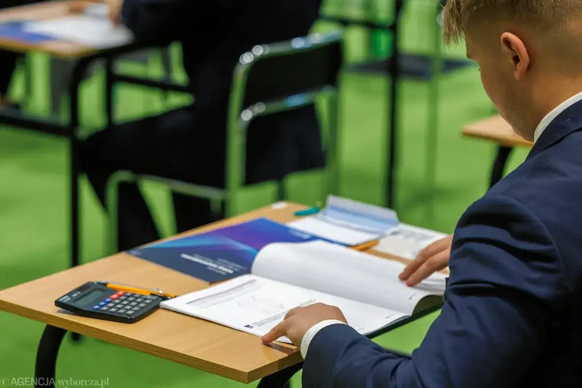 Zło w tekstach kultury: Analiza, przykłady, klucz do matury