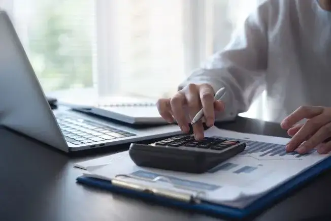 Czy pracując na emeryturze należy się nagroda jubileuszowa? Sprawdź zasady.