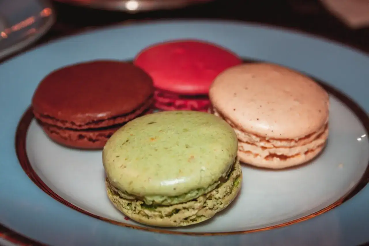 Gdzie kupić makaroniki w Paryżu? Odkryj najlepsze cukiernie!