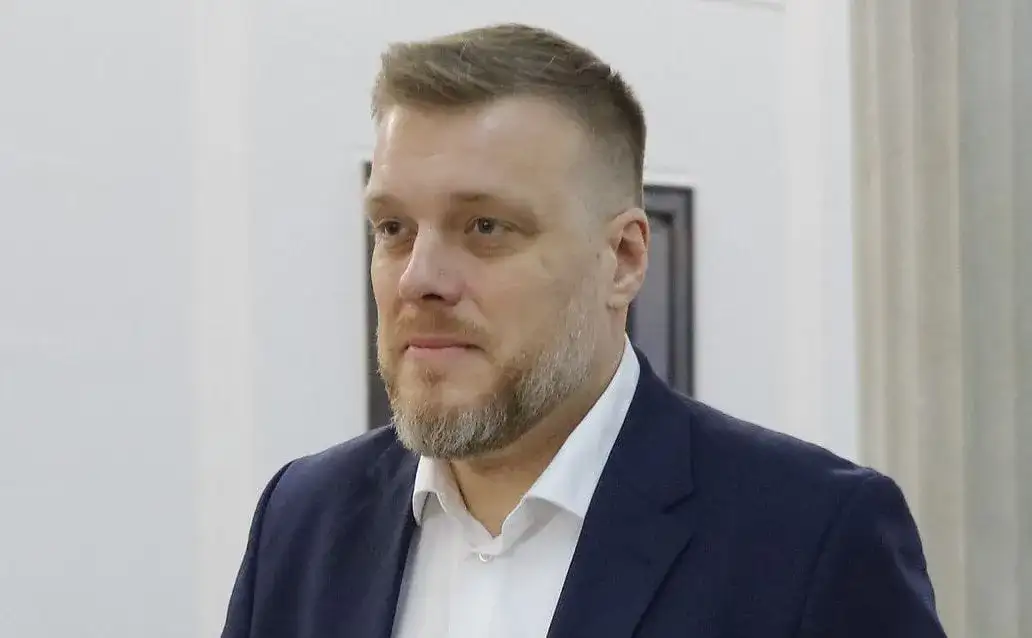 Kim jest Adrian Zandberg? Fakty o polityku, jego rodzinie i osiągnięciach