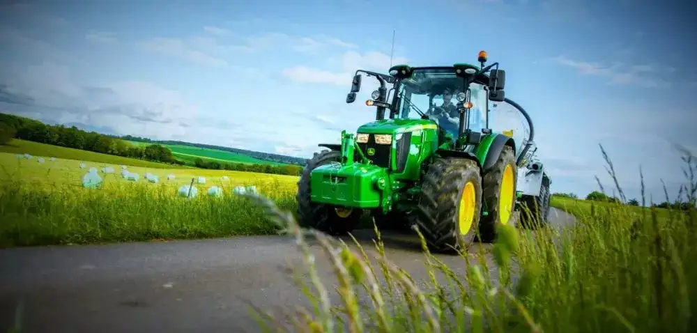 Ile zarabia kierowca ciągnika rolniczego? Szokujące różnice w wynagrodzeniu