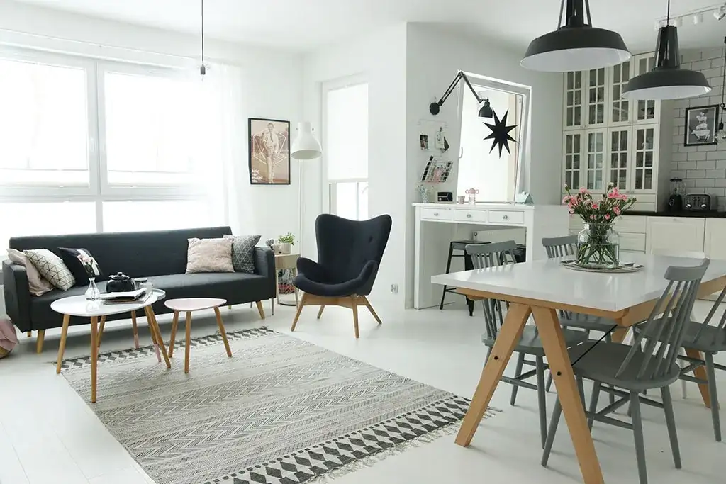 Co powiesić nad stołem w salonie, aby stworzyć zachwycający wystrój