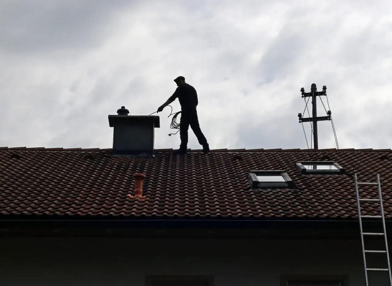 Skuteczne metody na wypalenie sadzy w kominie i bezpieczeństwo