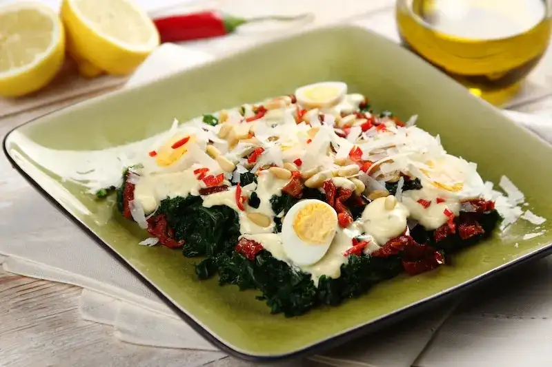 Jak przygotować jarmuż do sałatki, aby był smaczny i zdrowy