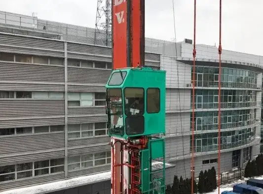 Jak operator wchodzi na dźwig? Kluczowe kroki i bezpieczeństwo