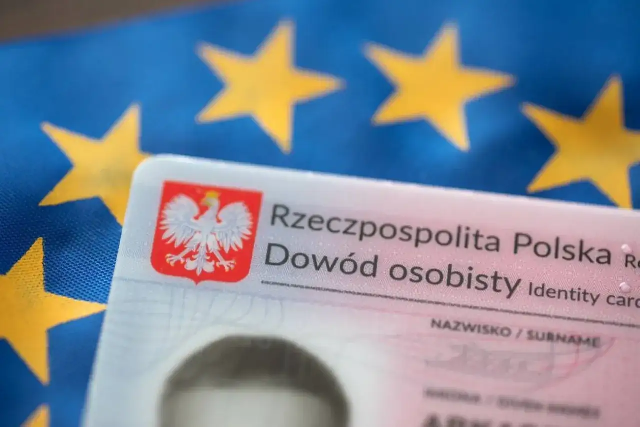 Polski dowód osobisty na tle flagi Unii Europejskiej.