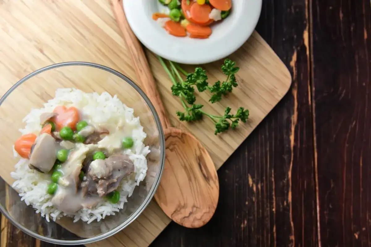 Jak zrobić sos do potrawki z kurczaka, który zachwyci smakiem