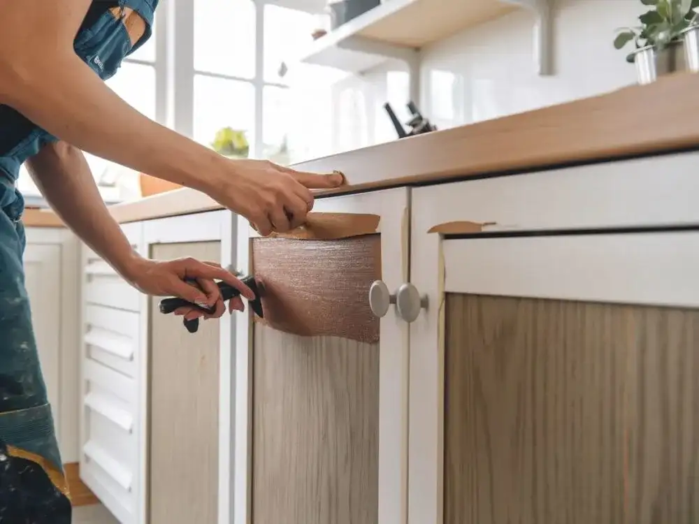 Jak naprawić okleinę na meblach i uniknąć kosztownych błędów