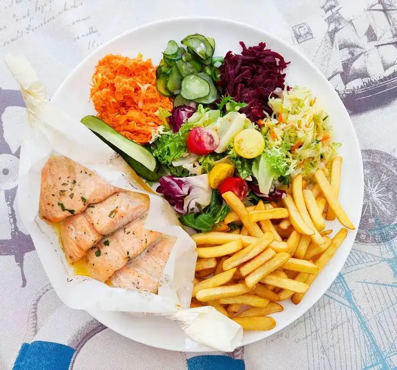 Gdzie zjeść w Krynicy Morskiej? Odkryj najlepsze restauracje i smaki