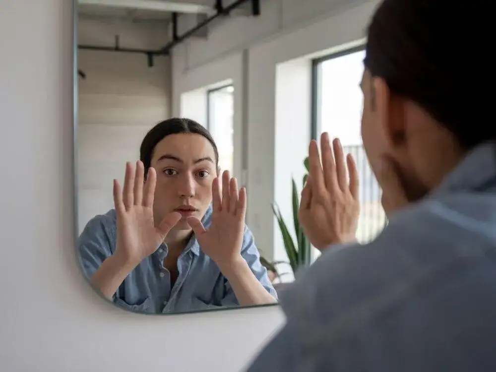 Lustro weneckie: jak rozpoznać? 3 proste testy, by mieć pewność