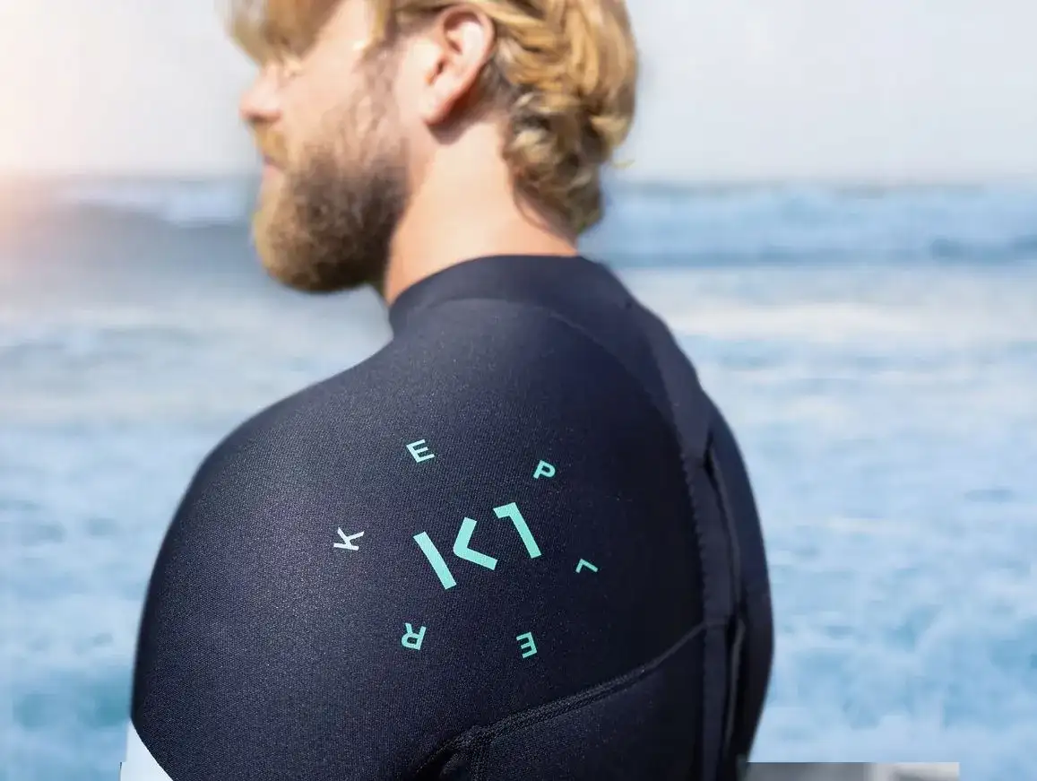 Koszulka do pływania: jak wybrać idealną ochronę UV i przed otarciami?