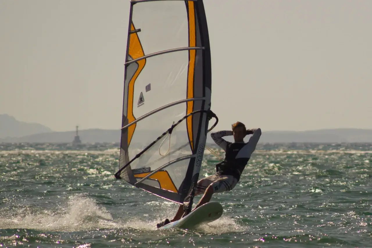 Windsurfing jak pływać – proste kroki, aby uniknąć frustracji