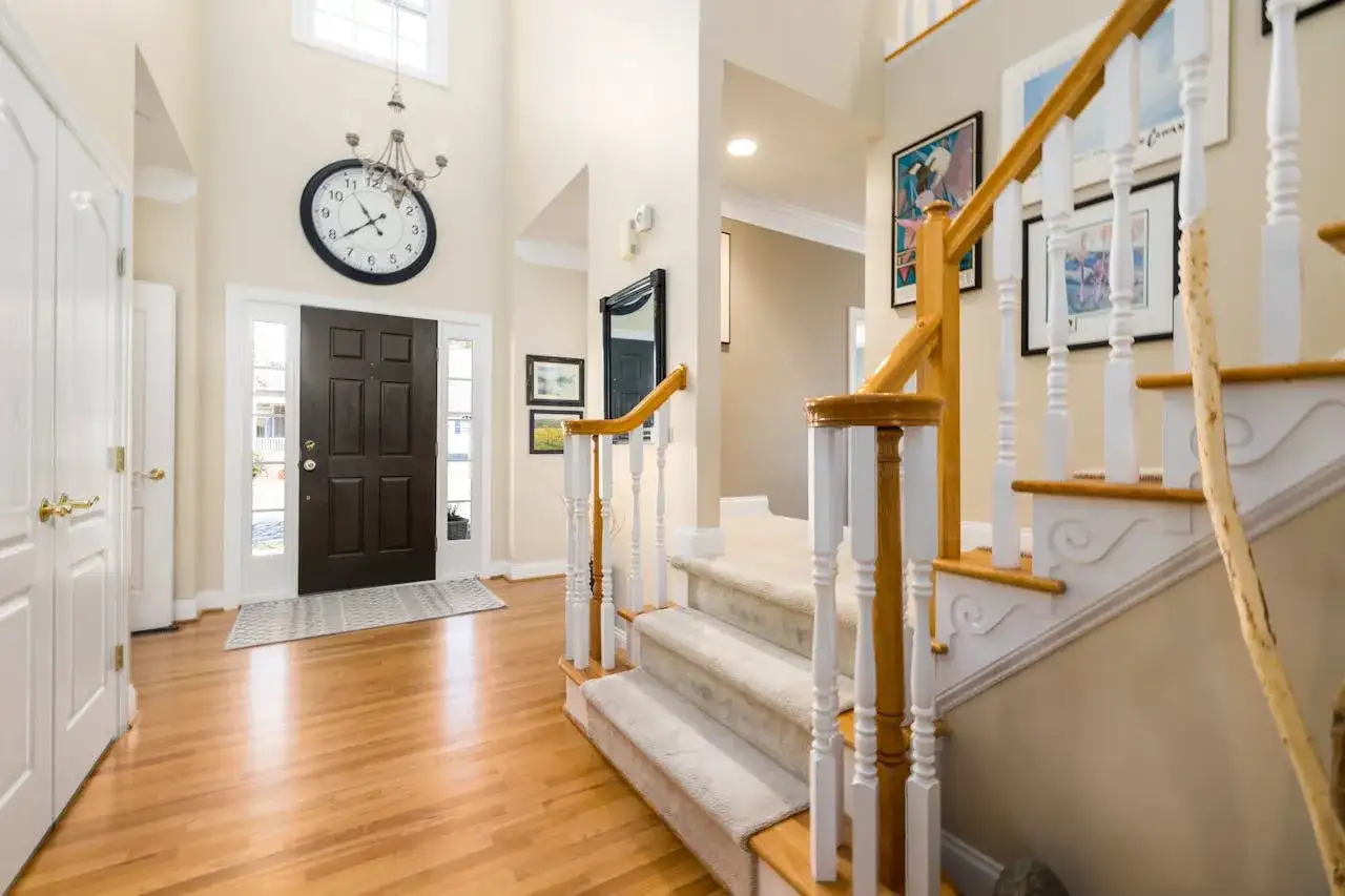 Jaką ścianę przy schodach wybrać, by uniknąć nudnej aranżacji?