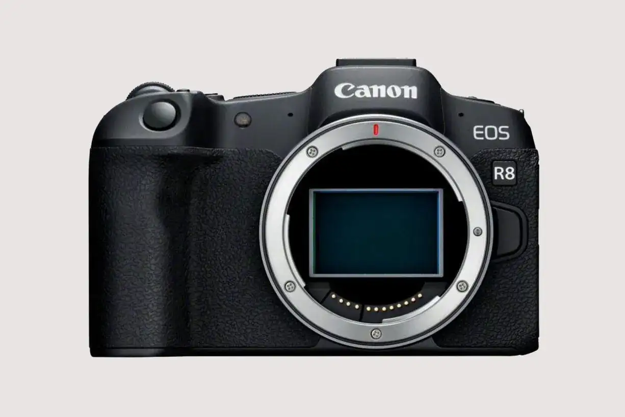 Czarny aparat fotograficzny lustrzanka Canon EOS R8 z widocznym sensorem.