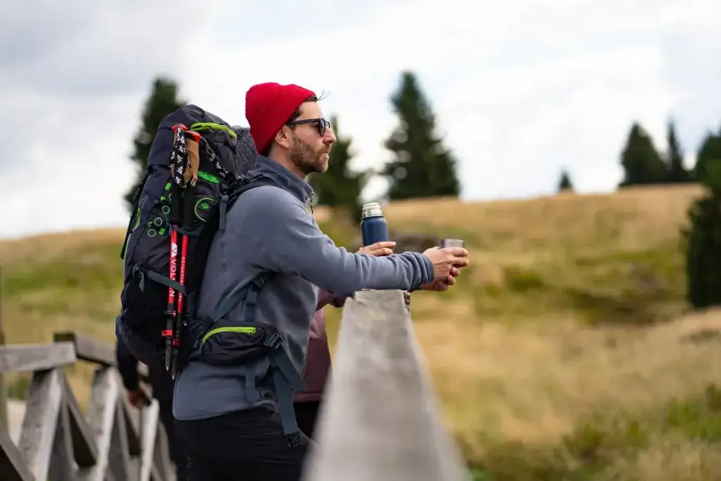 Jak przymocować kije trekkingowe do plecaka, by nie zgubić ich w trasie