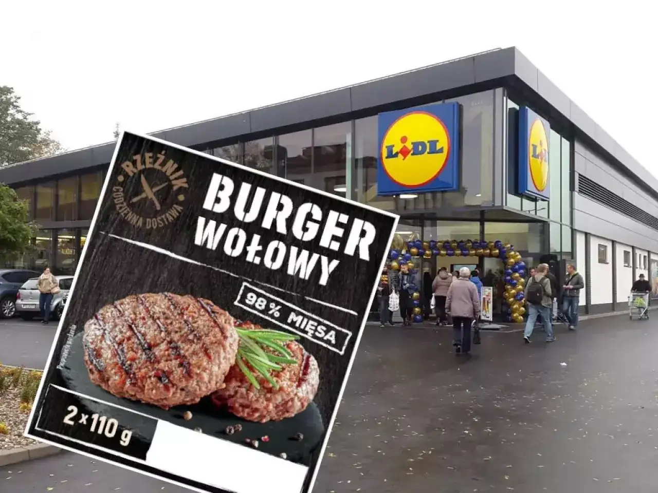 Opakowanie burgerów wołowych na tle sklepu Lidl z ludźmi wchodzącymi do środka.