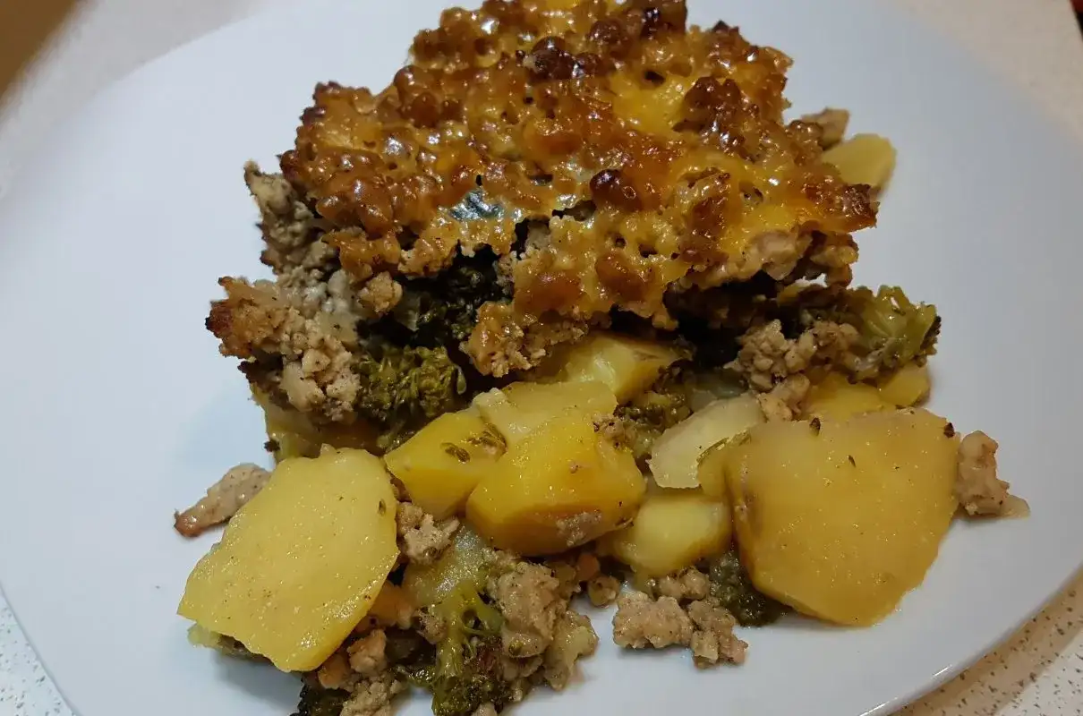 Pyszna zapiekanka z ziemniakami, mięsem mielonym i brokułami na obiad