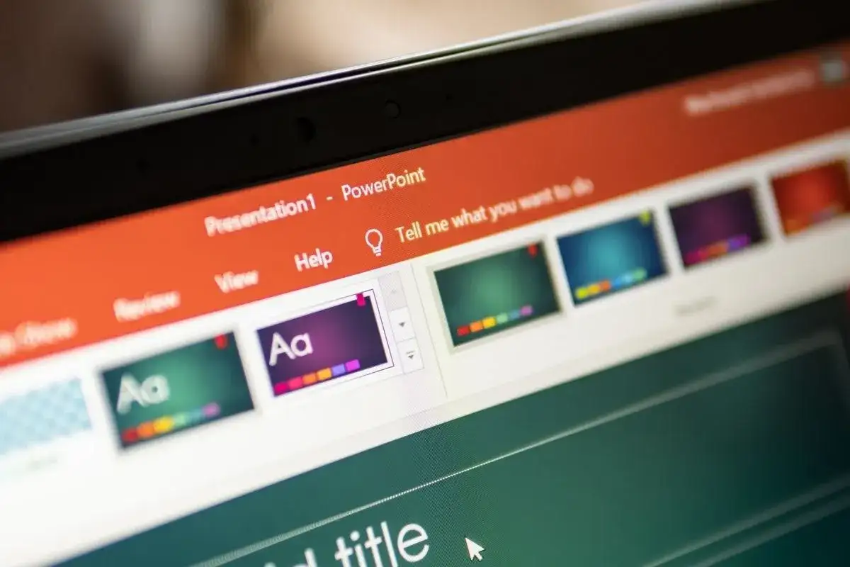 Ekran komputera z otwartym programem PowerPoint. Widoczne menu, miniaturki slajdów i pole tekstowe. Idealne do nauki, jak zrobić prezentacje w Powerpoincie.