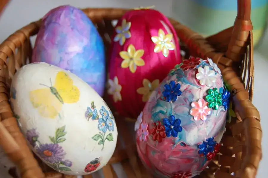 Jak udekorować jajka styropianowe? Proste triki i inspiracje