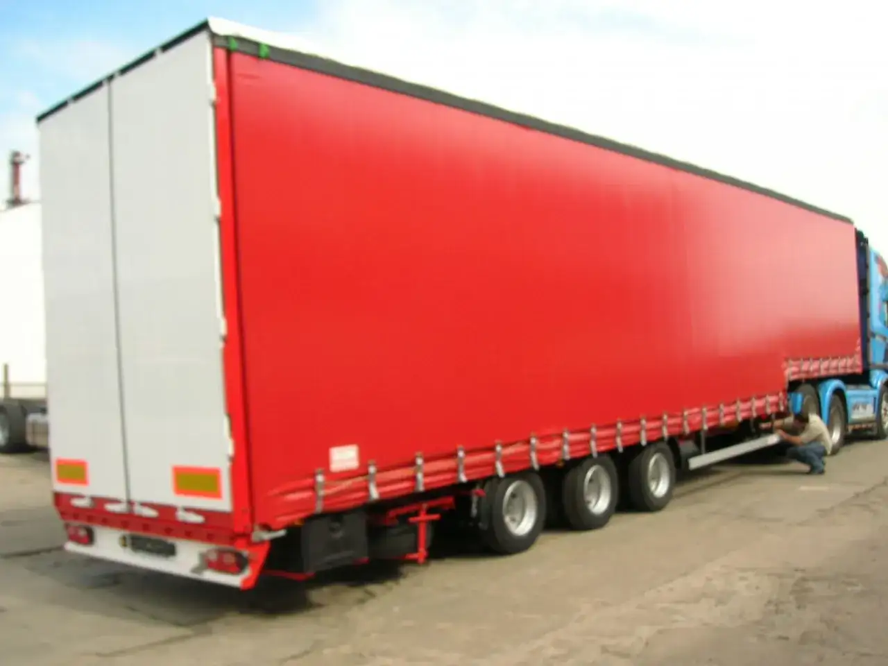 Naczepa Jumbo: Czy to idealny wybór dla Twojego ładunku?