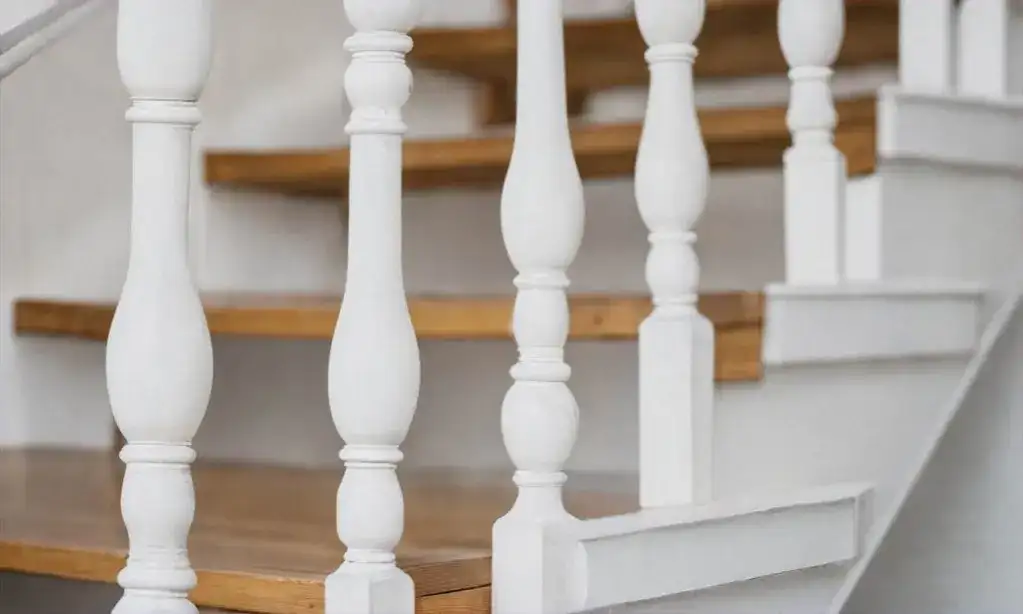 Jak pomalować schody drewniane na biało bez smug i problemów