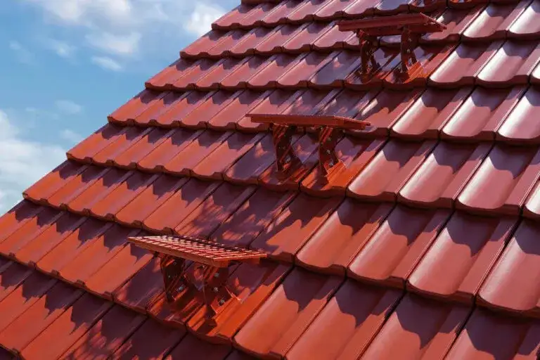 Stopnie na dach do komina: wybór, montaż i jak zapewnić bezpieczeństwo?