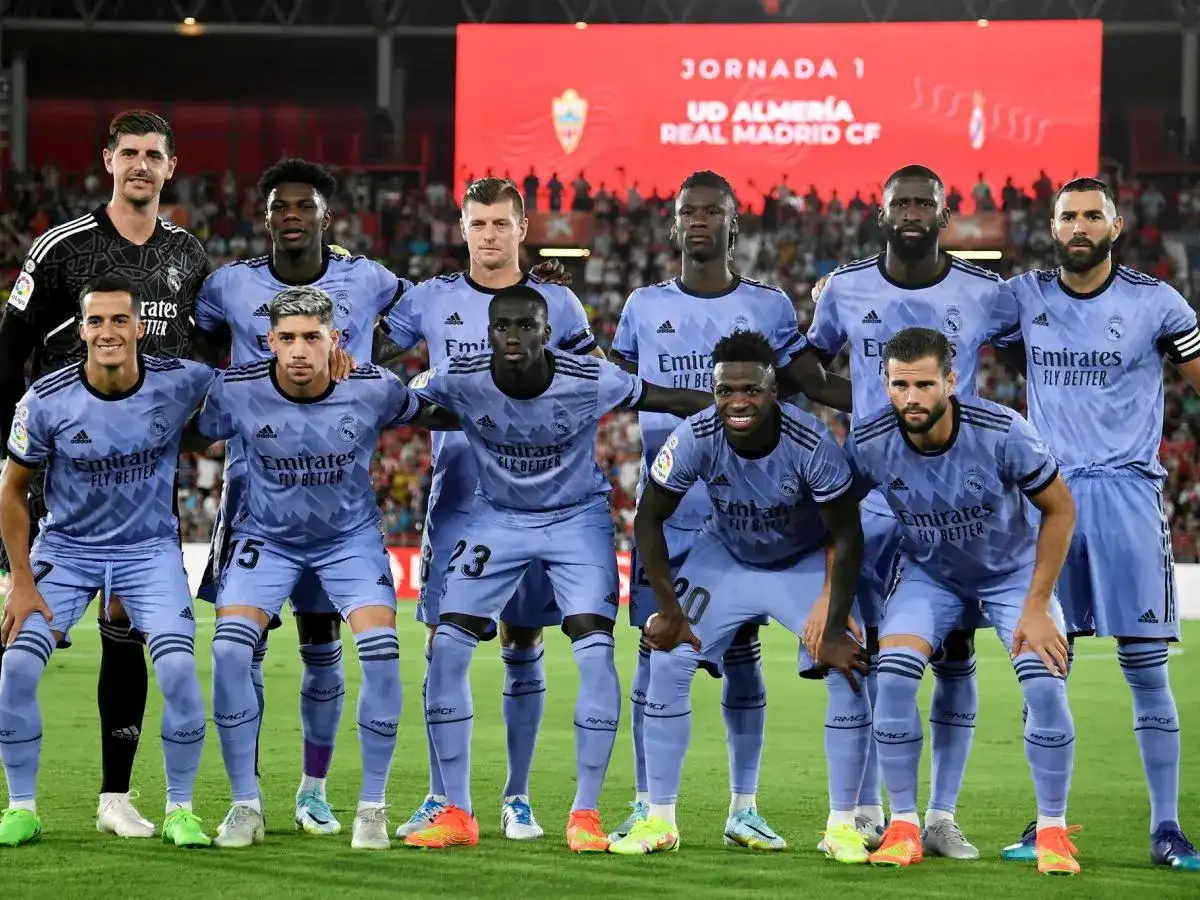 Drużyna Realu Madryt, która ma najwięcej Lig Mistrzów, pozuje do zdjęcia przed meczem.