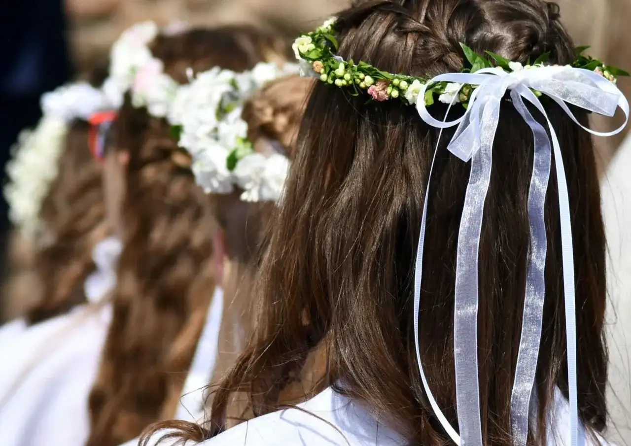 Ile na Komunię 2026? Praktyczne widełki i porady, by nie popełnić gafy