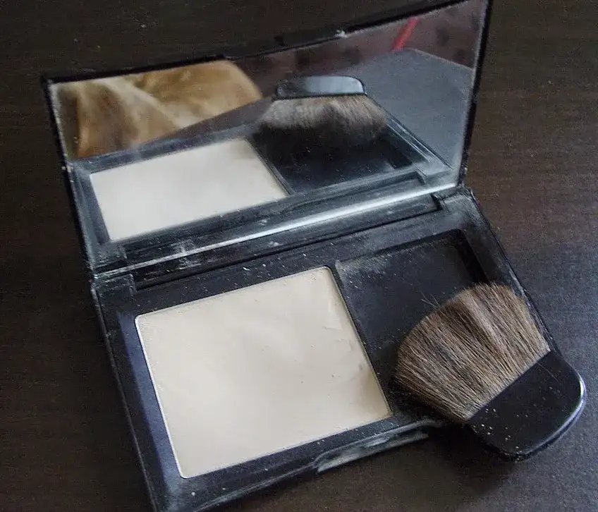 Puder Yves Rocher Zero Niedoskonałości: Matuje, ale czy dla każdego?