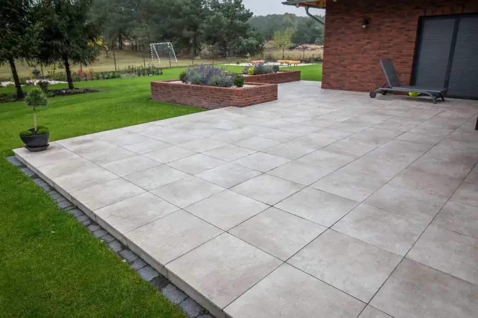 Jaki gres na taras wybrać, aby uniknąć błędów i cieszyć się trwałością?