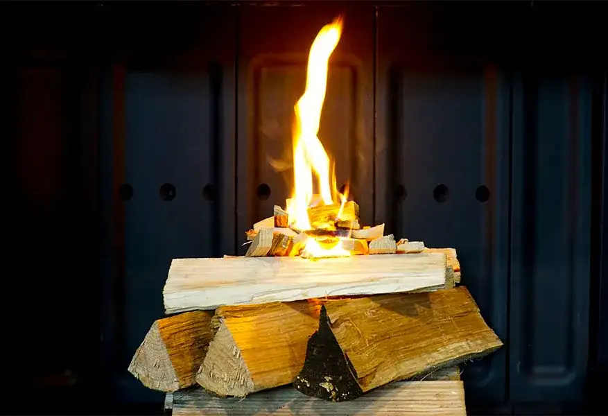 Jak rozpalić w kominku: proste metody, które zapewnią ciepło i bezpieczeństwo