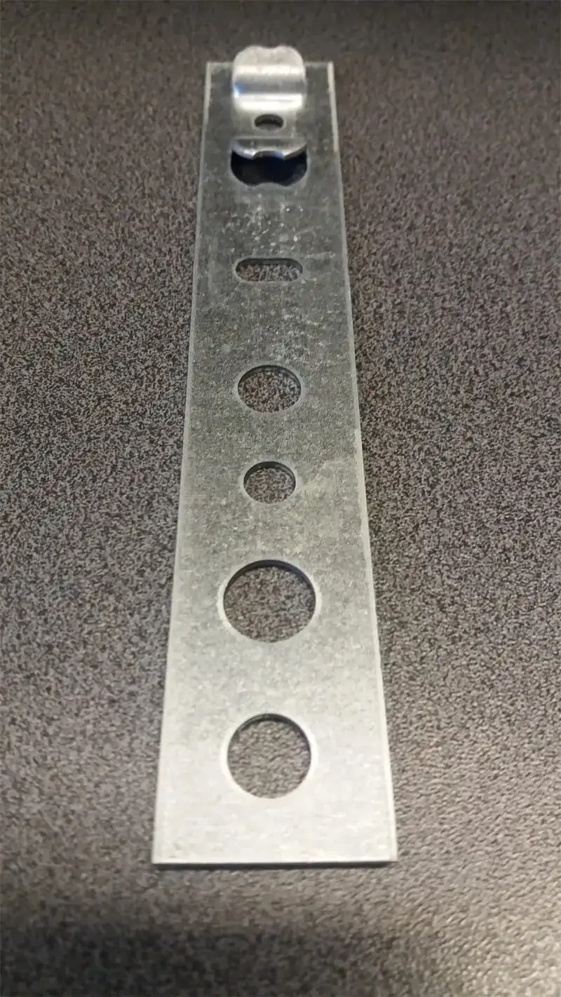 Tanie kotwy do okien PCV: Ile naprawdę zapłacisz za solidne mocowanie?