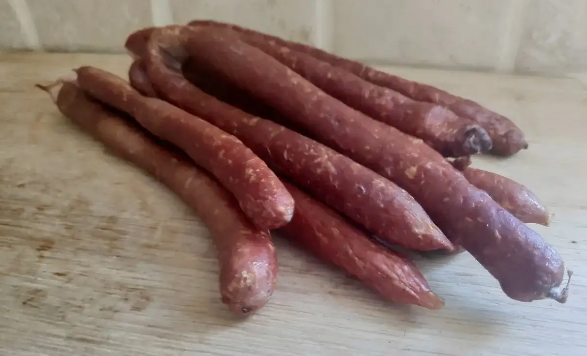 Jakie przyprawy do kabanosów? Odkryj idealne smaki i proporcje