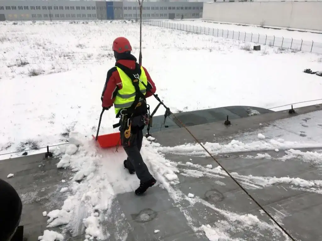 Ile można zarobić na odśnieżaniu dachów: realne stawki i miesięczne przychody