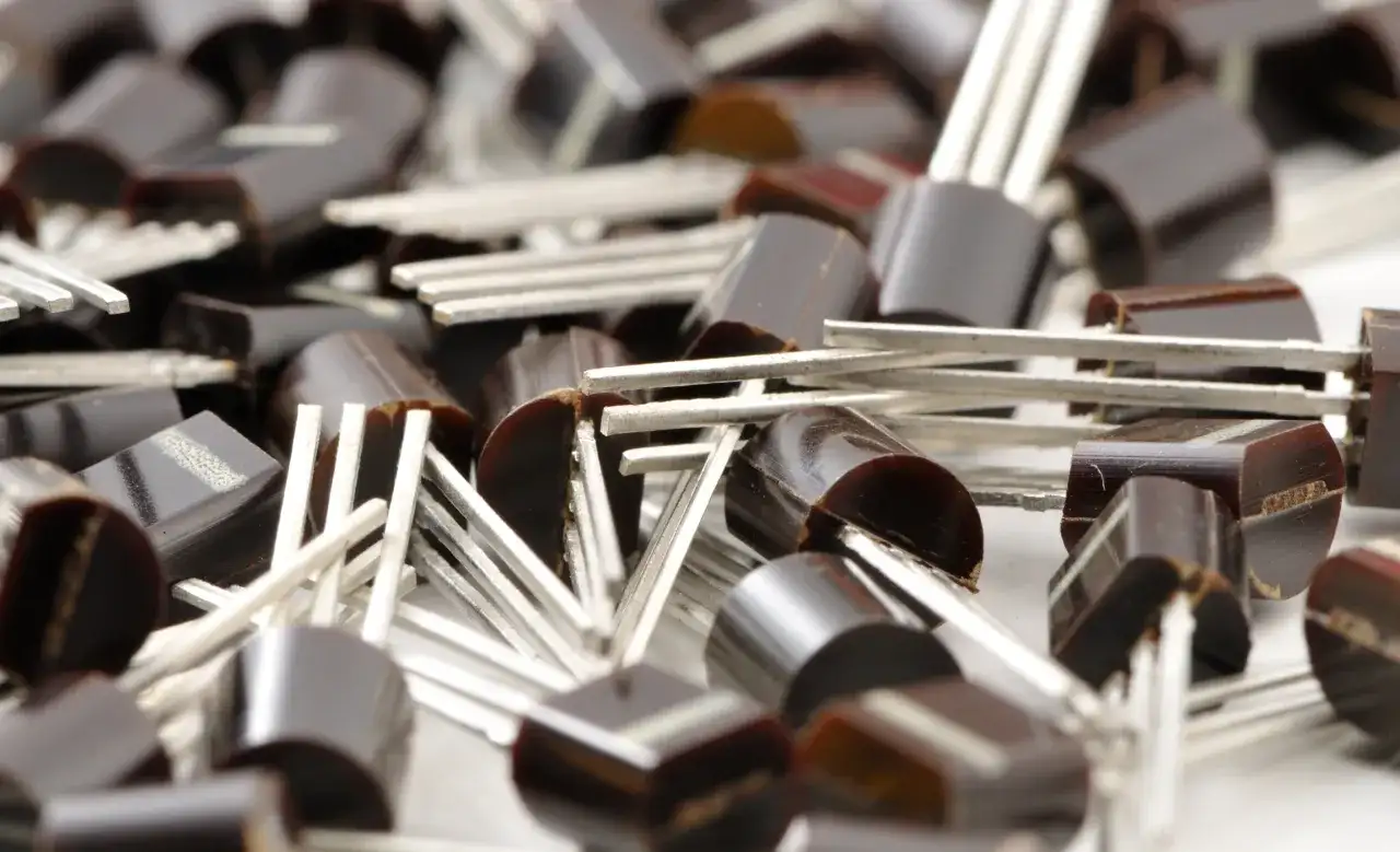 Stos tranzystorów, kluczowych dla działania systemów binarnych, gdzie każdy element reprezentuje 0 lub 1.