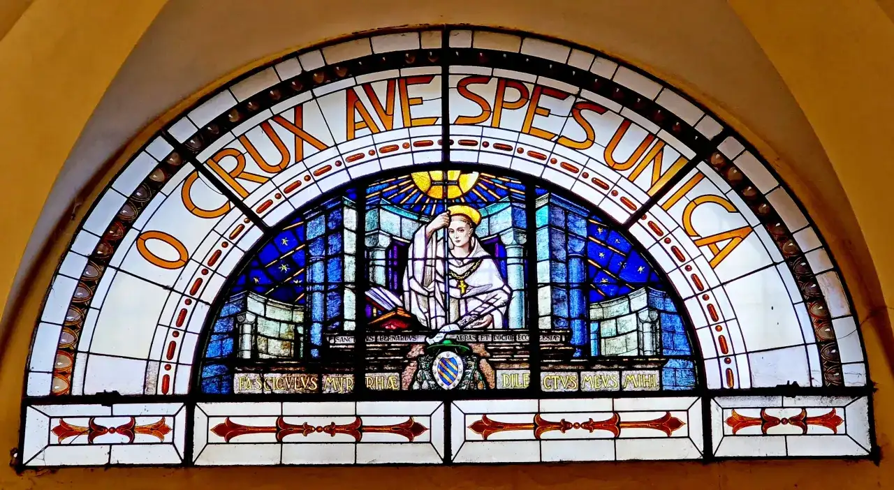 Noszenie krzyża jerozolimskiego w wierze katolickiej - poznaj symbolikę