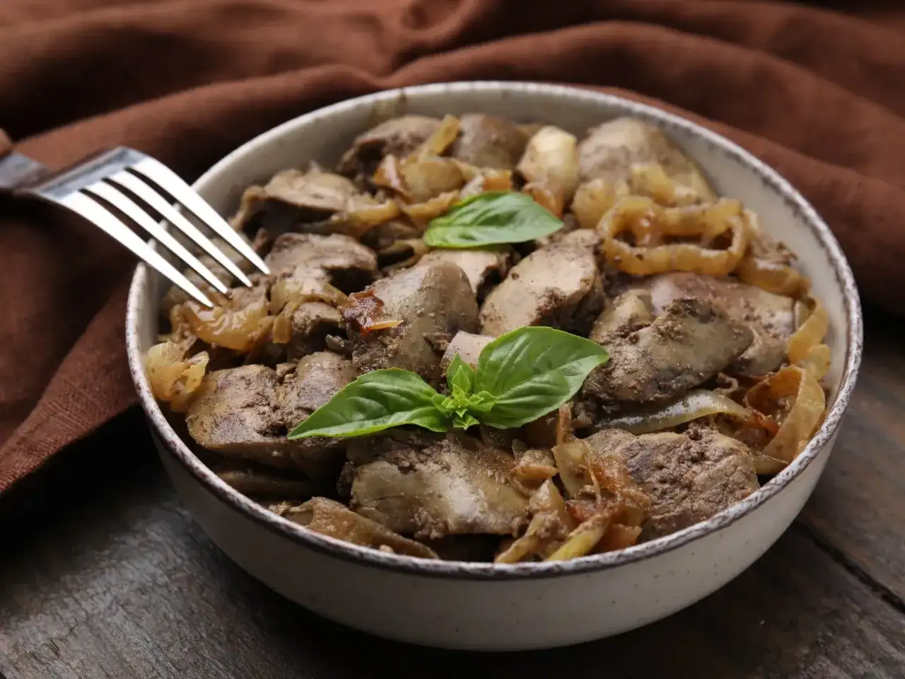 Co pasuje do smażonej wątróbki? Odkryj najlepsze dodatki i smaki