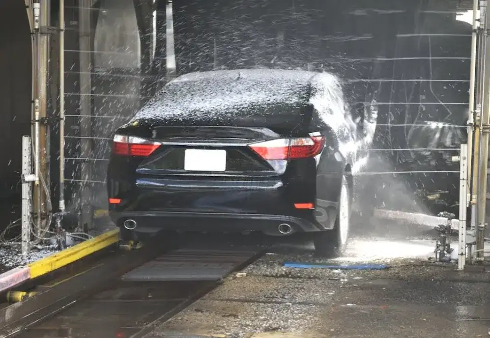 Myjnia bezdotykowa: Ile kosztuje i czy się opłaca? Analiza inwestycji