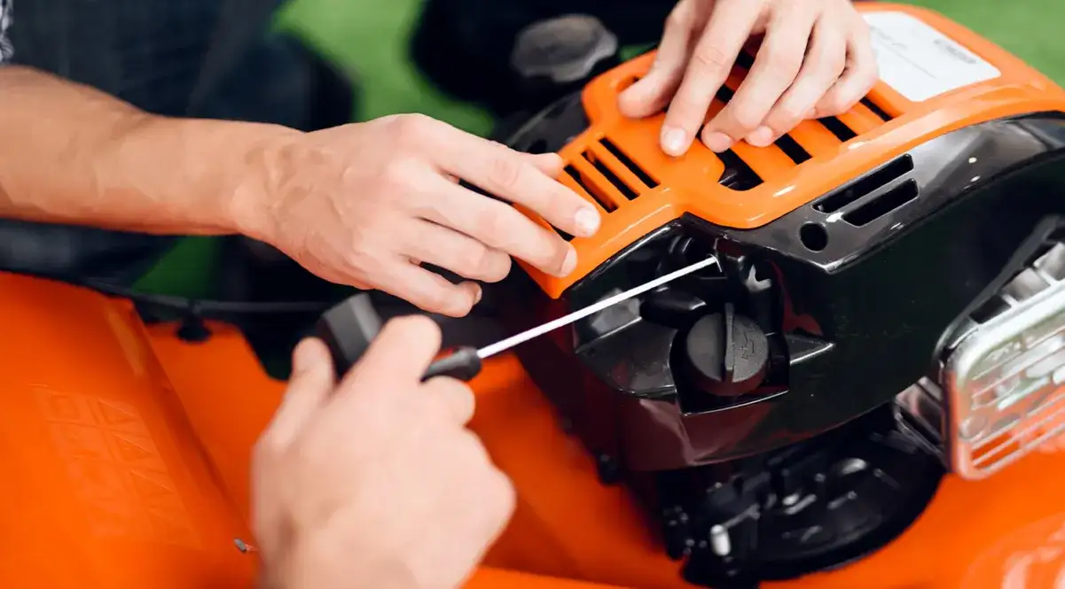 Jak spuścić paliwo z kosiarki i uniknąć problemów z silnikiem