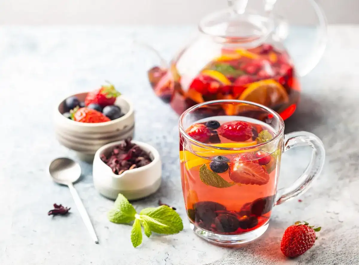 Ile kofeiny ma herbata owocowa? Odkryj, dlaczego jest bezpieczna dla Ciebie