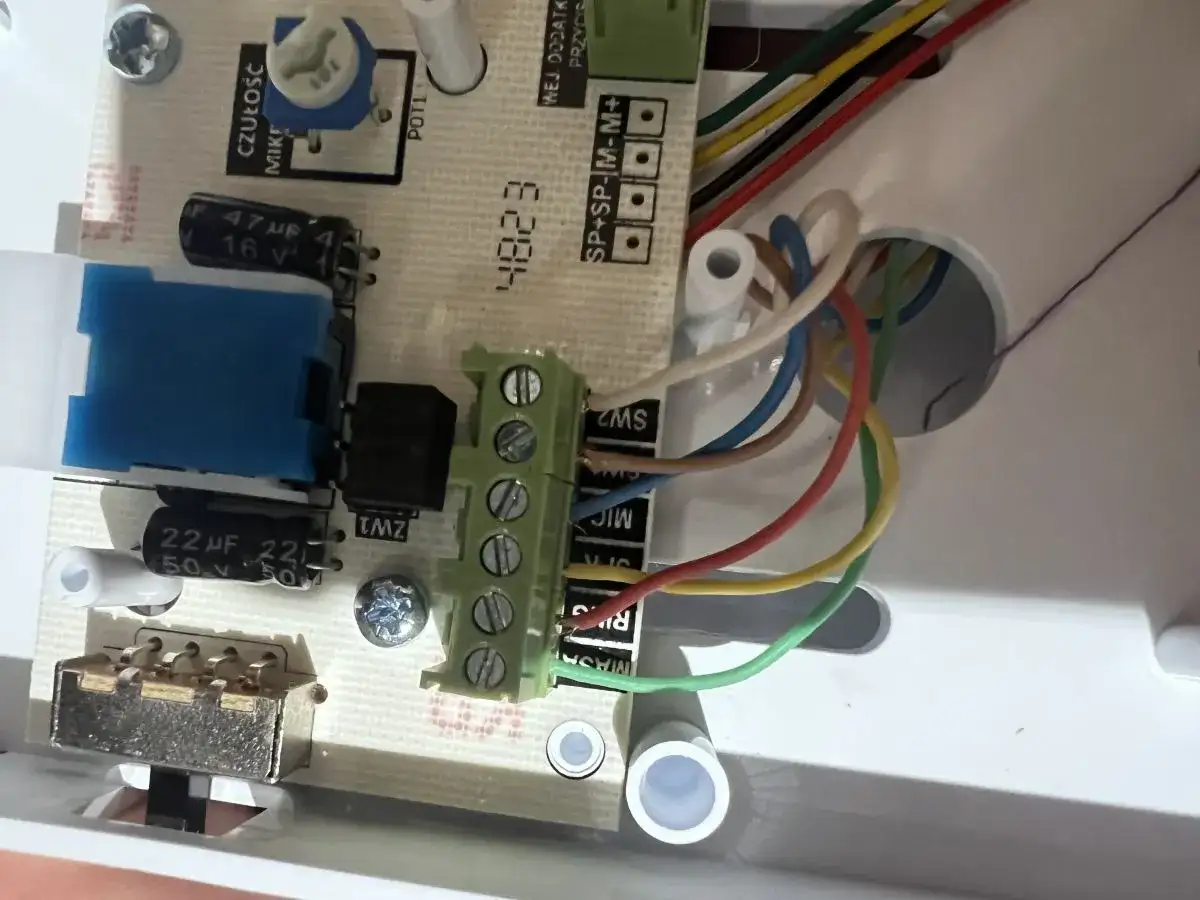 Schemat domofonu z przewodami. Aby sprawdzić napięcie w domofonie, należy zlokalizować odpowiednie punkty pomiarowe na płytce drukowanej.