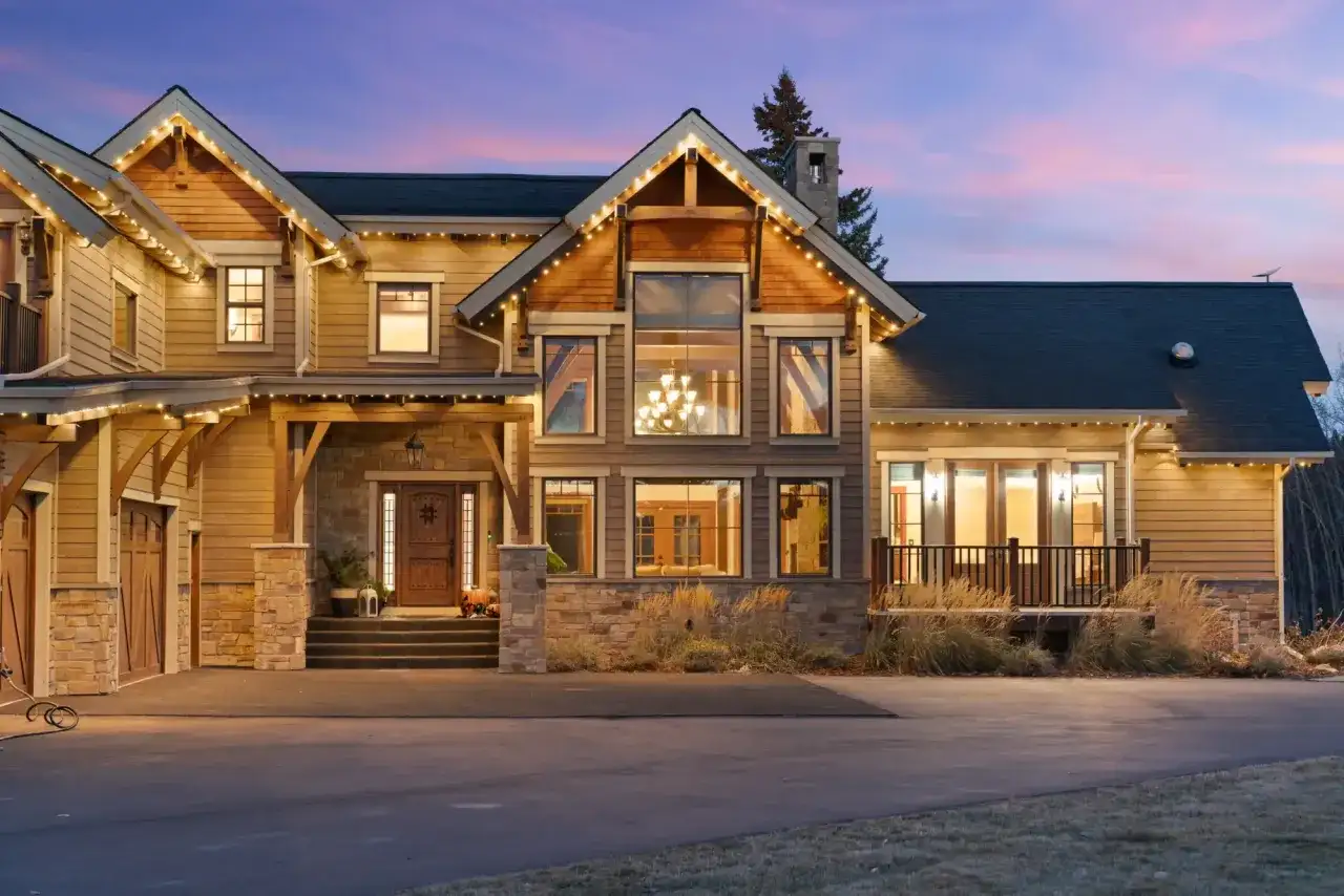 Piękny dom szkieletowy pod klucz, oświetlony wieczorem. Zastanawiasz się, ile kosztuje budowa domu szkieletowego pod klucz?