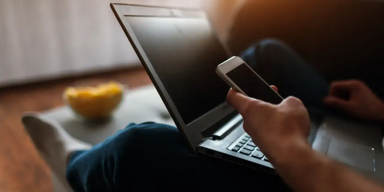 Czy HBO Max działa za granicą? Odkryj ograniczenia i rozwiązania