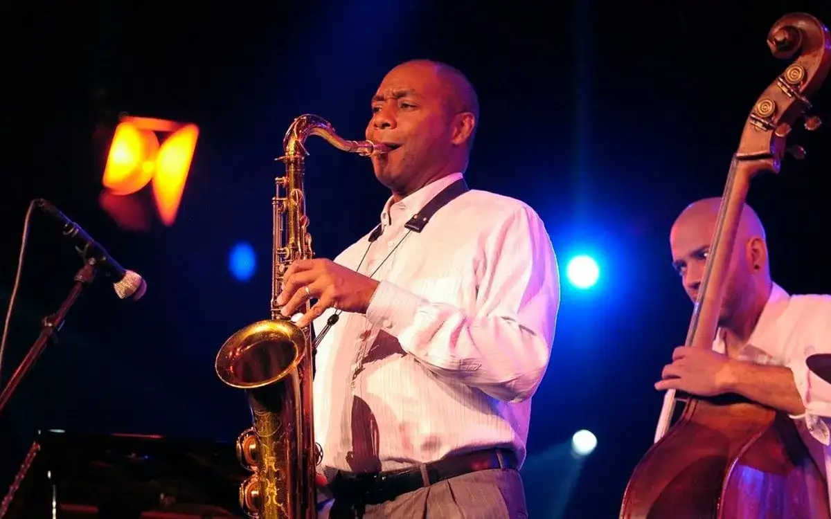 Najlepsi wokaliści jazzowi: ich wpływ i niezapomniane style