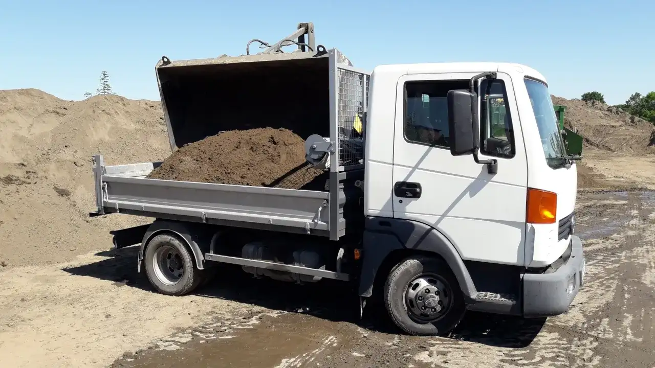 Ile kosztuje ziemia ogrodowa i transport w Polsce: aktualne ceny za tonę