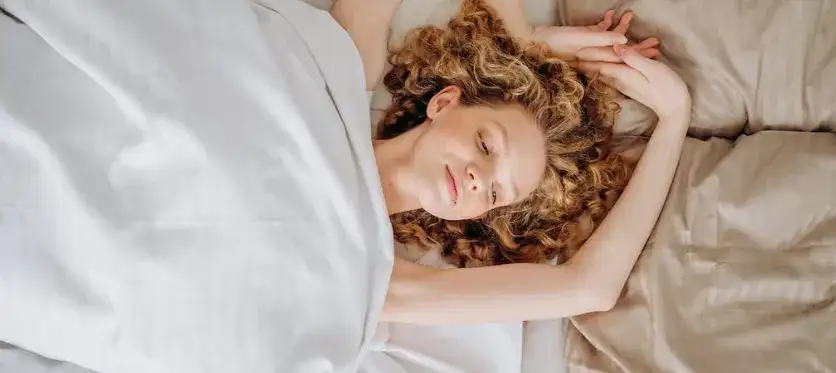 Cómo dormir con el pelo rizado y evitar el frizz por la mañana