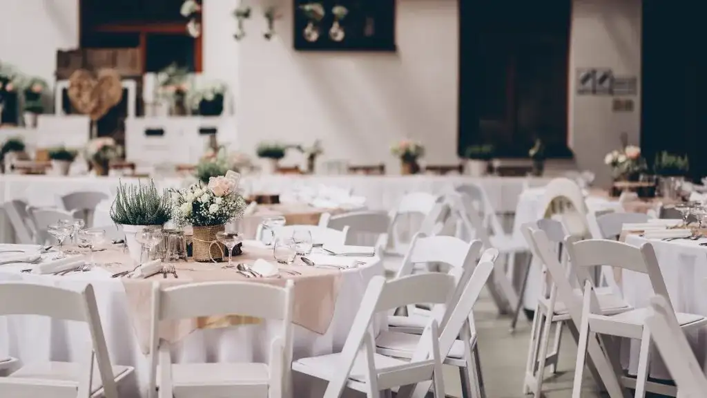 Jak usadzać gości przy stole weselnym, aby uniknąć konfliktów i zintegrować wszystkich