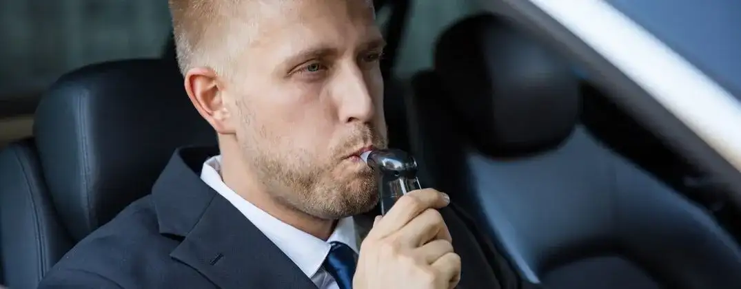 Alkomat: jak dmuchać, by wynik był pewny? Poradnik eksperta.